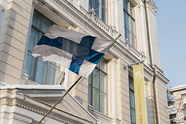 Suomen lippu Arkkitehtuurimuseon julkisivussa olevassa lipputangossa.