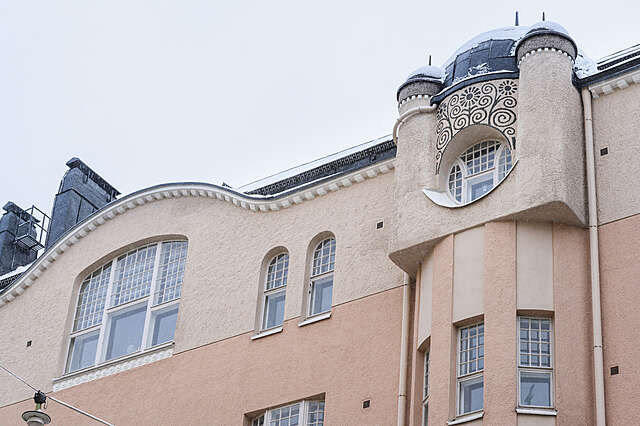 A picture of the top of a jugend house