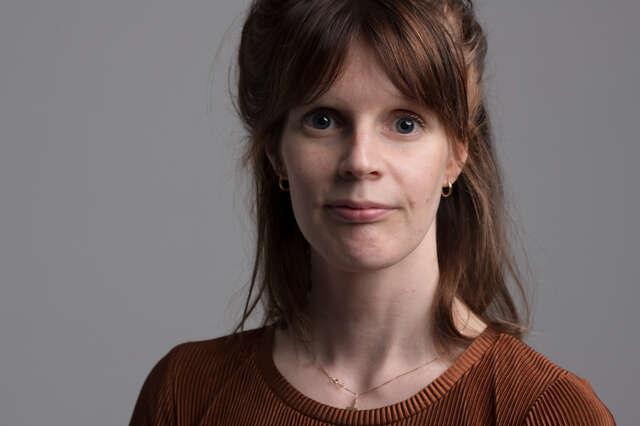 kuva naisesta, joka katsoo kameraan