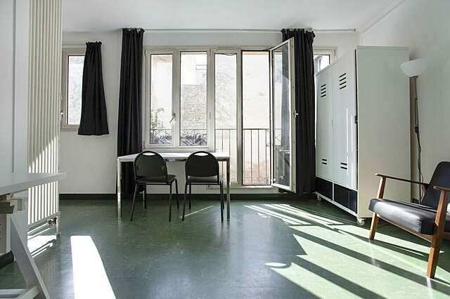 Kuva huoneesta, jossa on työpöytä. Ikkunasta tulvii valoa huoneeseen