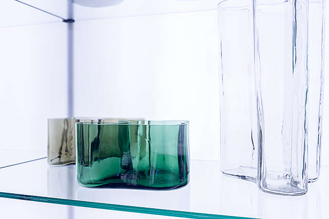 Lasimaljakoita vitriinissä