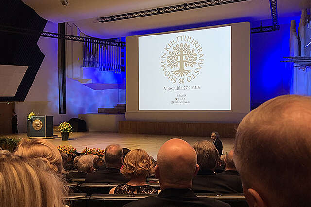 Valokankaalle heijastettu Suomen Kulttuurirahaston logo.