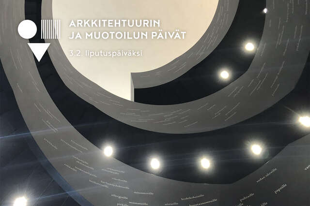 Musta kierreporras alhaalta päin kuvattuna, kaiteissa valkoisia tekstejä