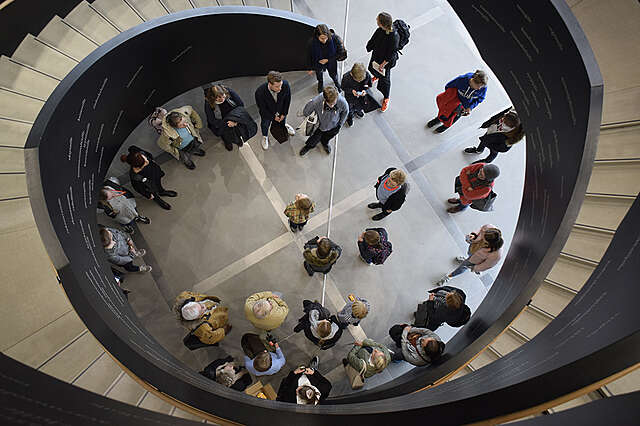 Näkymä Oodi-kirjaston kierreportaista alaspäin.