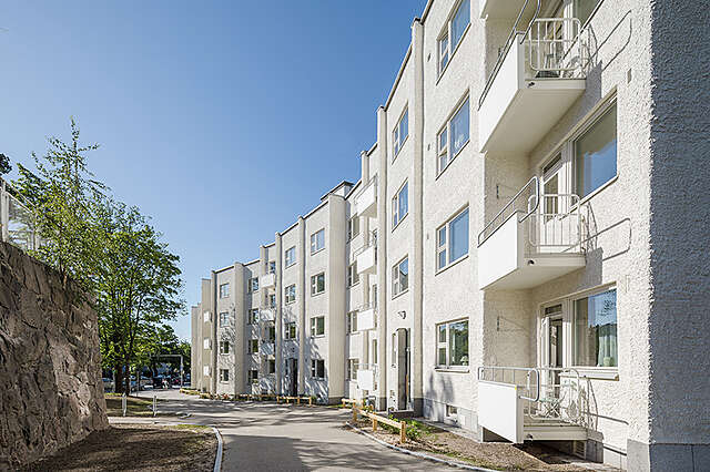 Peruskorjatun Käärmetalon julkisivu aurinkoisena päivänä.