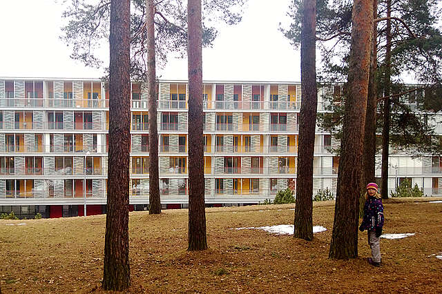 Asuinkerrostalo Harjunkulma männikön takana.