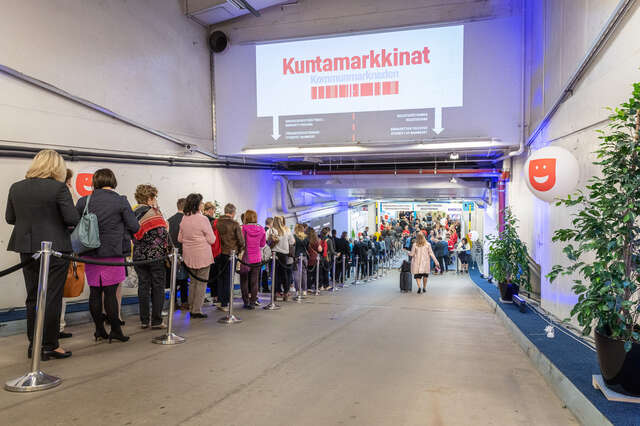 Ihmisiä jonottamassa Kuntamarkkinoille.