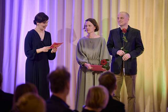 Kolme ihmistä lavalla