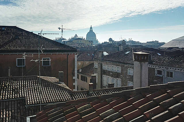 Näkymä kaupungin kattojen yli avautuvasta maisemasta.