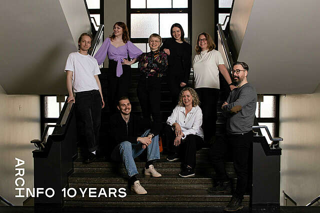 Joukko iloisia ihmisiä portaikossa.