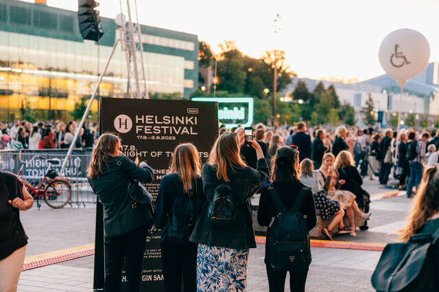 Ihmisiä osallistumassa ulkoilmatapahtumaan.