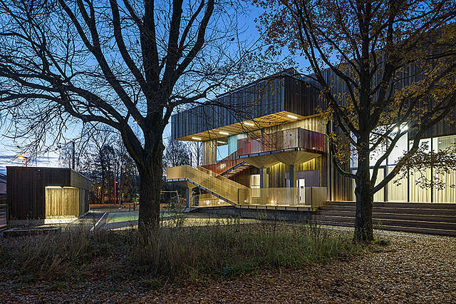 Vaaralan päiväkoti ilta-aikana puiden takana.