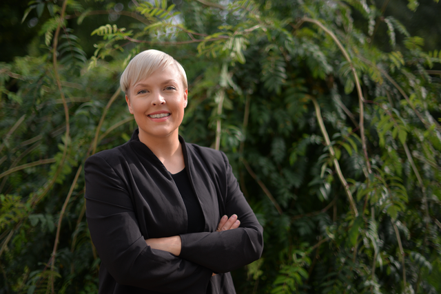 Nainen katsoo kameraan