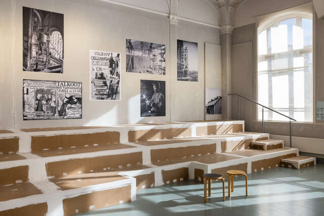 Kuva näyttelytilasta, jossa mustavalkokuvia seinillä.