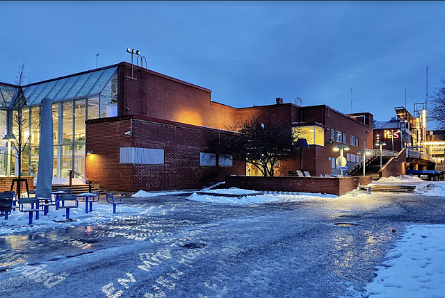 Talvinen iltakuva punatiilisestä rakennuksesta