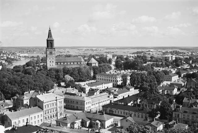 Lintuperspektiivistä otettu mustavalkokuva kaupungista, jossa näkyy puustoa, kirkko sekä useita muita rakennuksia.