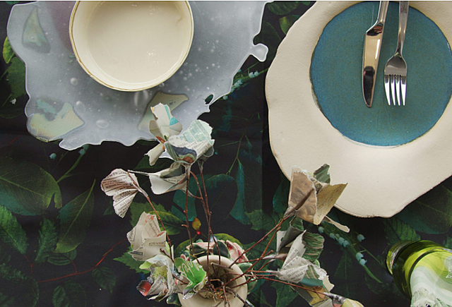 Astioita lehtikuvioidulla pöytäliinalla.