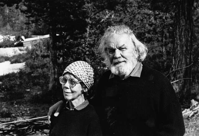 Huivipäinen nainen ja parrakas mies.