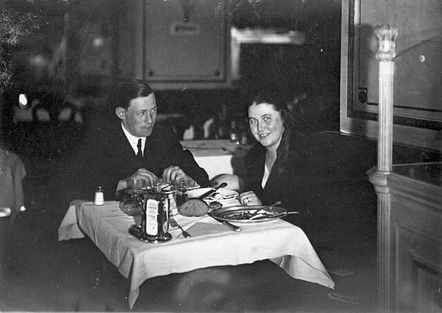 Mustavalkoinen vanha kuva pariskunnasta ravintolassa