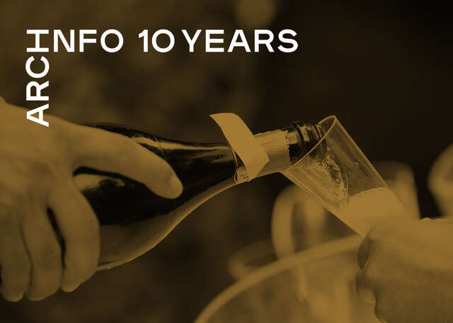 Kellansävyinen kuva, jossa kaadetaan kuohuviiniä lasiin, päällä logoteksti "Archinfo 10 years"