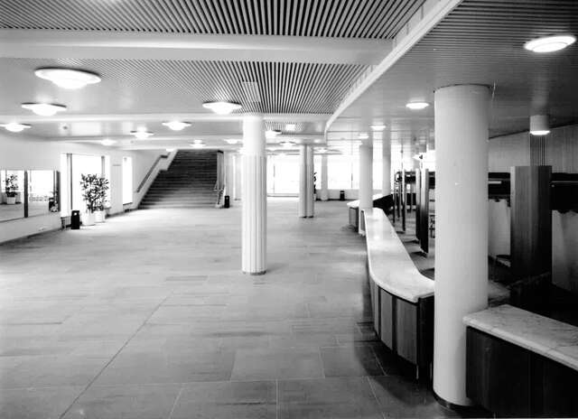 Mustavalkokuva teatterirakennuksen sisääntuloaulasta