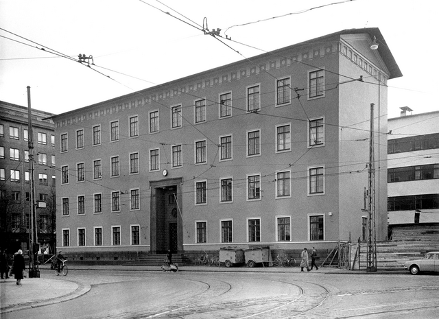 Mustavalkoinen kuva työväenopistosta