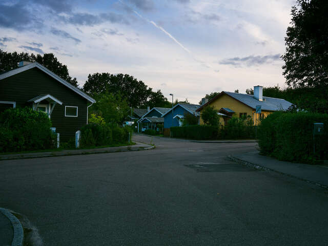 Puutaloalue kuvattuna iltahämärässä.