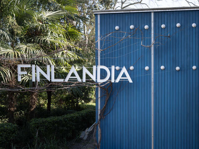 Picture of a wooden facade, with the title "Finlandia"