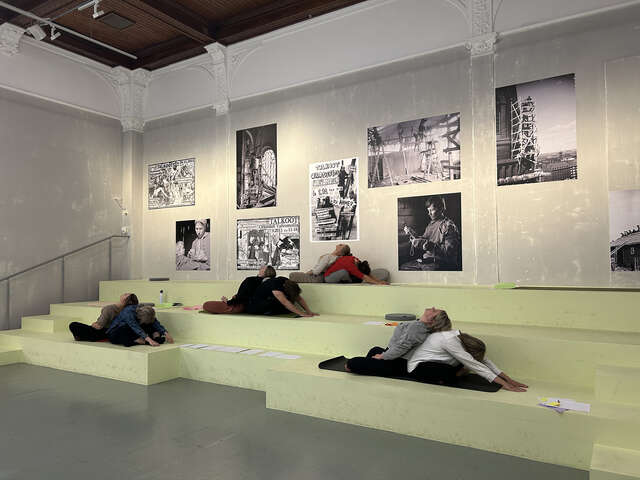 Tila, jossa on isot portaat katsomona