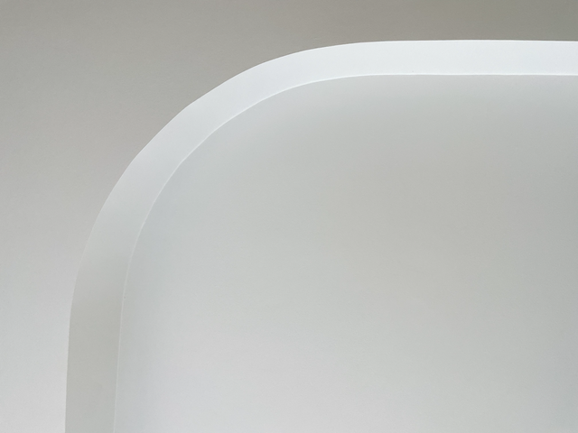 Kuva vaaleasta sisäkatosta, jossa kaari.