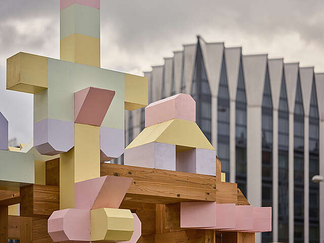 Värikäs, puinen rakennelma.