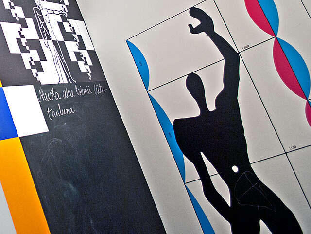 Liitutaulu, jossa teksti "musta alue toimii liitutauluna".