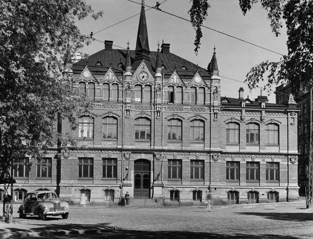 Kuva mustavalkoisesta tiilirakennuksesta