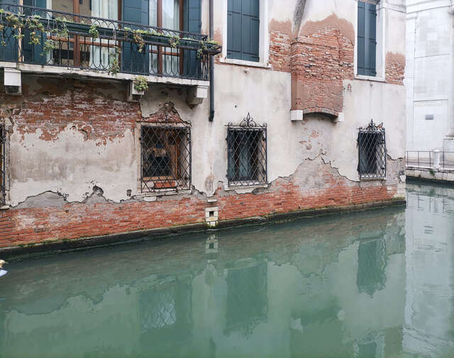 Kuva rakennuksen julkisivusta, joka on veden rajassa