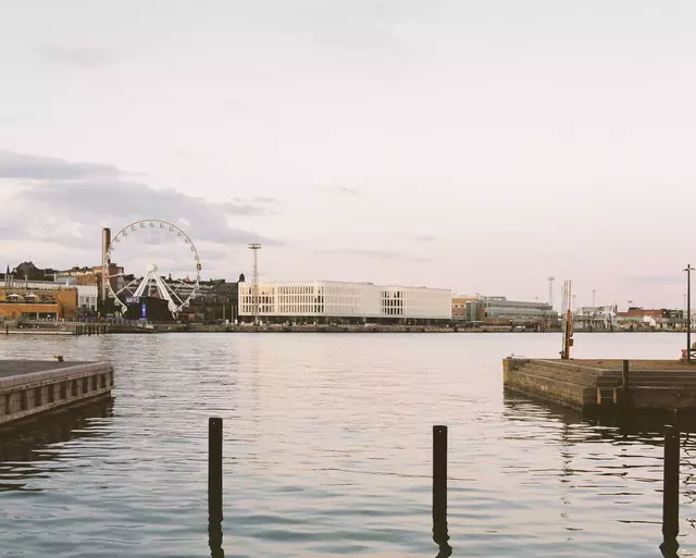 Maisema satama-alueelta