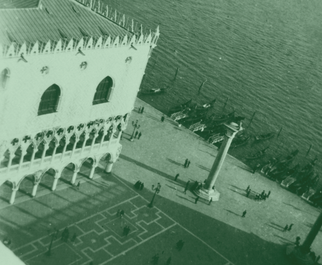 Vihreäksi sävytetty viisto kuva ylhäältä kohti aukiota veden reunalla