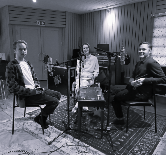 Kolme ihmistä äänitysstudiossa