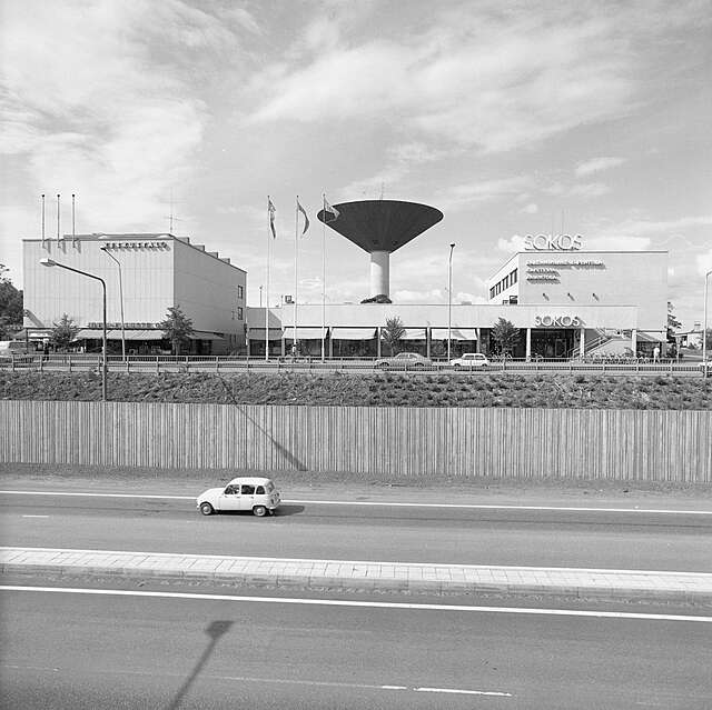 Kuva vesitornista nähtynä tieltä