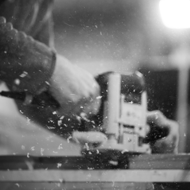 Henkilö hioo puista lautaa