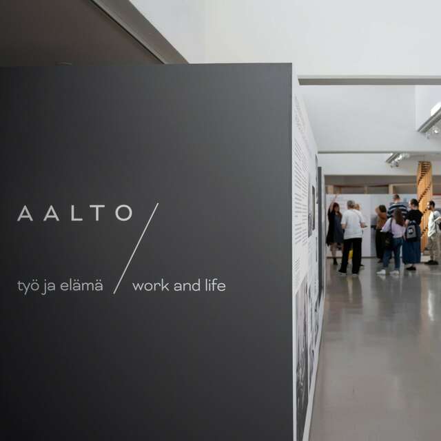 Näyttelyn nimi kirjoitettuna tummaan seinään näyttelytilassa