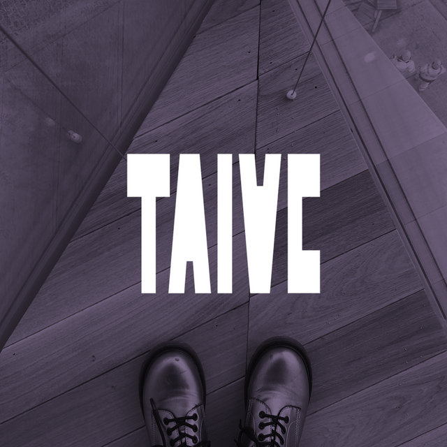 Lilaksi sävytetty kuva ylhäältä kohti lattian nurkkaa, alareunassa kengät. Kuvan päällä logo TAIVE