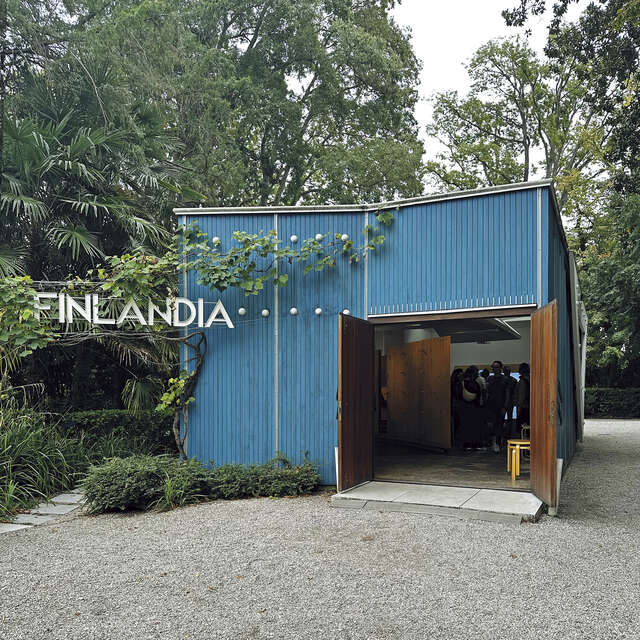 Sininen puupaviljonki, jonka ulkopuolella roikkuu sana Finlandia.