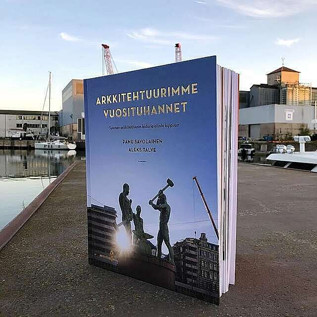 Kirja kuvattuna satama-alueella.