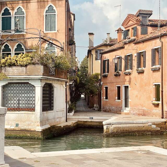 Vanhoja rakennuksia, joiden keskellä kanaali.