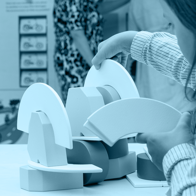 Lapsi leikkii rakennuspalikoilla