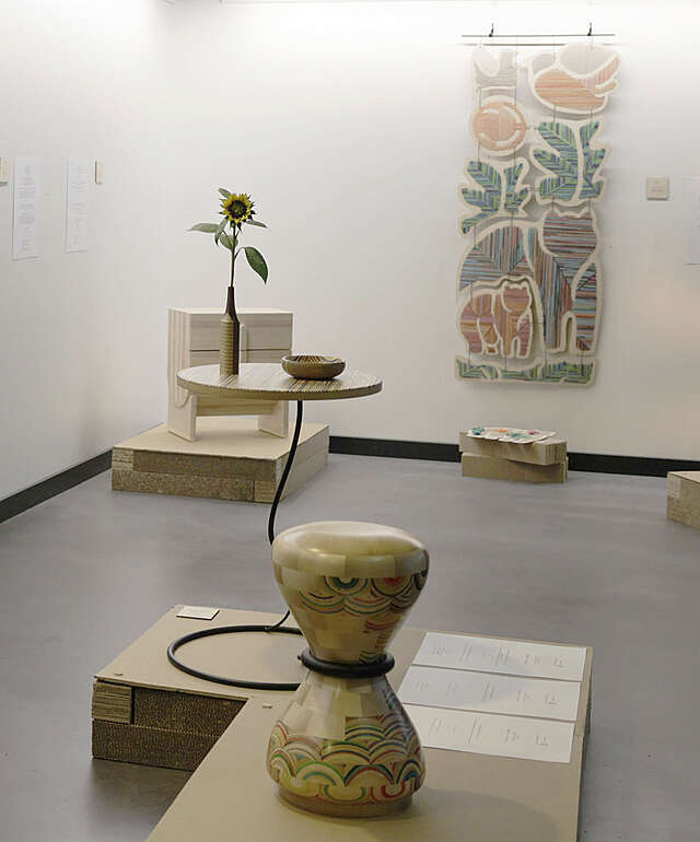 Puisia taideteoksia galleriassa