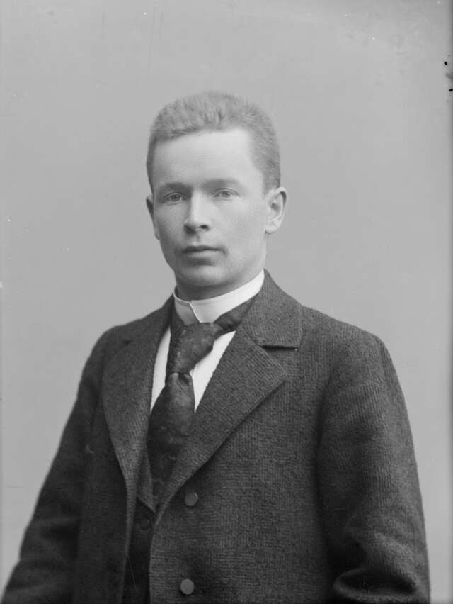 Mies, joka katsoo kameraan