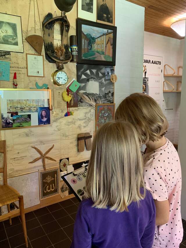 kaksi lasta katsomassa rakennuksen ilmoitustaulua