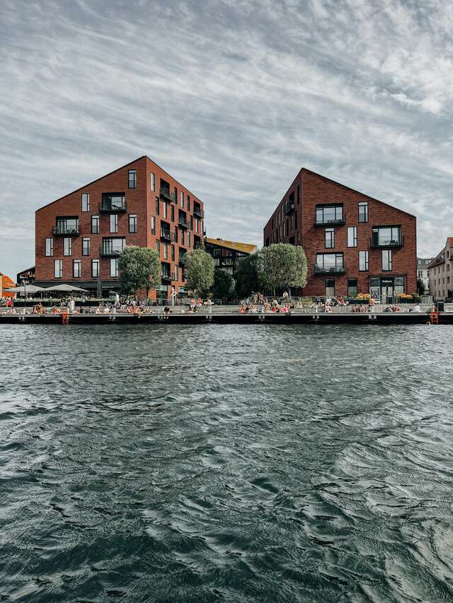 Kerrostaloja veden äärellä.