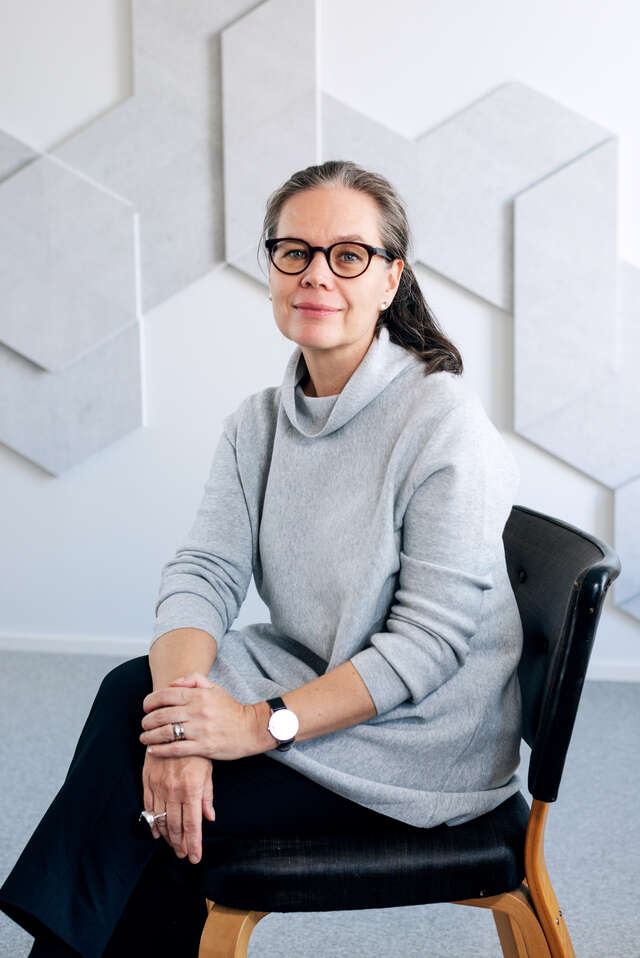 Asiantuntija istuu tuolilla